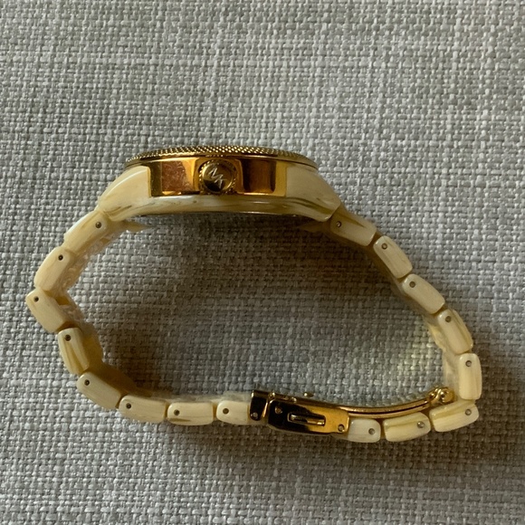 Watch - MICHAEL KORS Watch Ivory Toned Plastic Resin. No box. - Picture 5 of 6